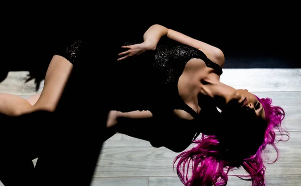 바닥에 란제리를 분홍색 머리의 아름다운 — 스톡 사진