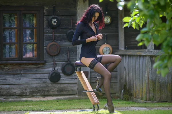 Schöne Dunkelhaarige Frau Mit Perfekten Beinen Sexy Strümpfen Posiert Freien — Stockfoto