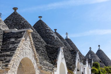 Alberobello, Apulia, Güney İtalya 'da konik çatılı tipik trulli evler