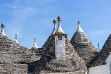 Alberobello, Apulia, Güney İtalya 'da konik çatılı tipik trulli evler