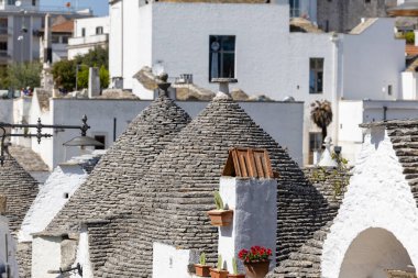 Alberobello, Apulia, Güney İtalya 'da konik çatılı tipik trulli evler