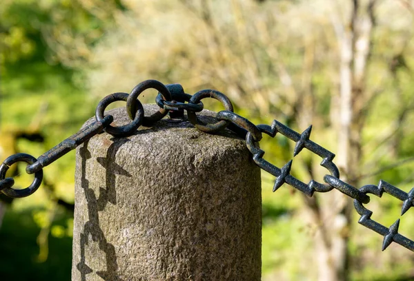 Sehr Alte Kette Einem Zaun Auf Einem Friedhof — Stockfoto