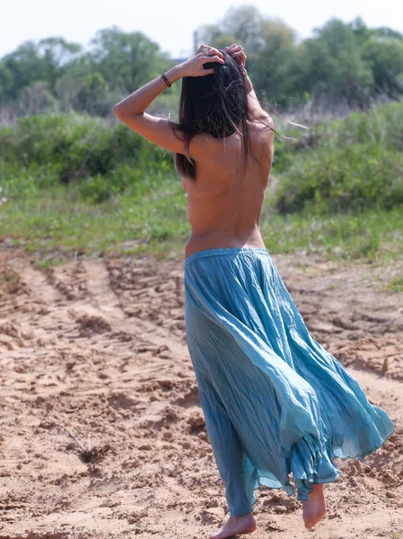 Beautiful Young Woman Stylish Long Light Silk Skirt Poses Natur — Stockfoto
