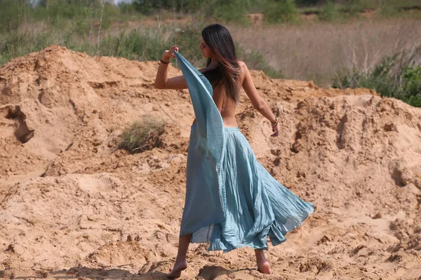Beautiful Young Woman Stylish Long Light Silk Skirt Poses Natur — 图库照片