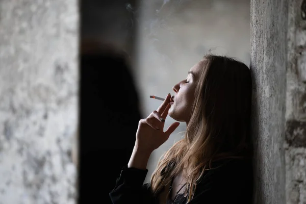 Portrét Kouřící Dívky Rozmazaném Pozadí — Stock fotografie