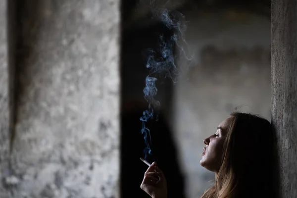 Retrato Una Chica Fumadora Sobre Fondo Borroso — Foto de Stock