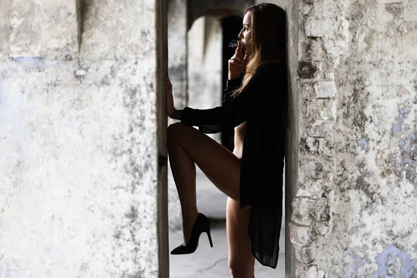 Retrato Una Chica Fumadora Sobre Fondo Borroso — Foto de Stock