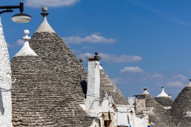 Alberobello, Apulia, Güney İtalya 'da konik çatılı tipik trulli evler