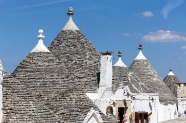 Alberobello, Apulia, Güney İtalya 'da konik çatılı tipik trulli evler