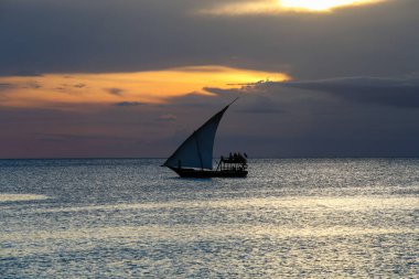 Gün batımı ve denizde tekneler, Zanzibar sahilinde gün batımı, inanılmaz doğal güzellik.