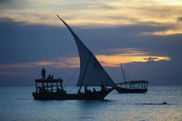 Gün Batımı Denizde Tekneler Zanzibar Sahilinde Gün Batımı Inanılmaz Doğal — Stok fotoğraf