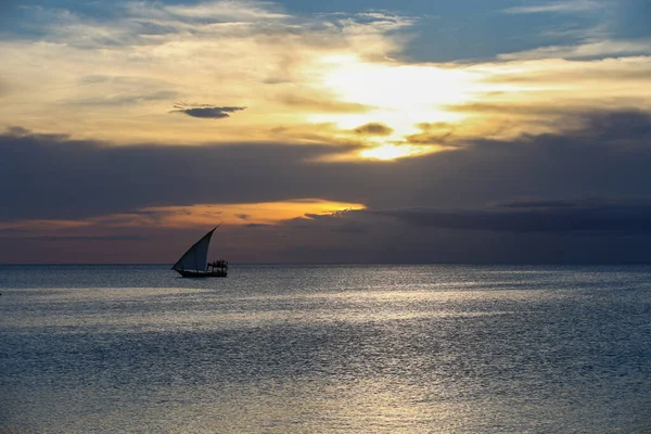Zachód Słońca Łodzie Morzu Zachód Słońca Plaży Zanzibar Niesamowite Naturalne — Zdjęcie stockowe