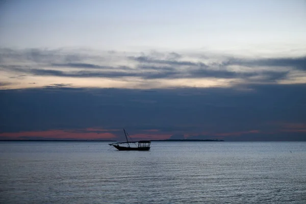 Gün Batımı Denizde Tekneler Zanzibar Sahilinde Gün Batımı Inanılmaz Doğal — Stok fotoğraf