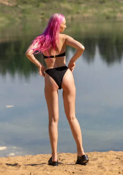 Sinnliches Rothaariges Mädchen Schwarzen Badeanzug Posiert Sandstrand Des Sees — Stockfoto