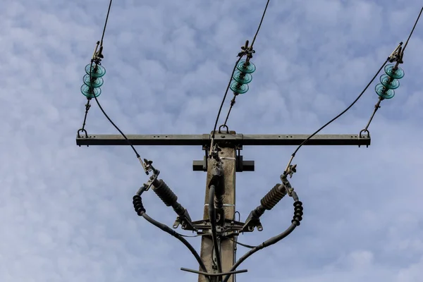 Ein Hölzerner Strommast Mit Grünen Isolatoren — Stockfoto