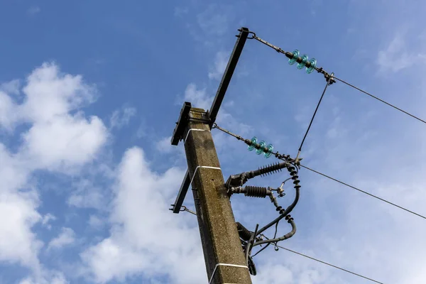 Ein Hölzerner Strommast Mit Grünen Isolatoren — Stockfoto