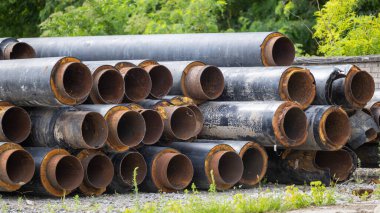 Gaz veya su rezervleri için demir borular biriktirilir ve bir yaz günü geri dönüşüm için hazırlanır. Arkaplan