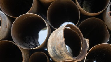 Gaz veya su rezervleri için demir borular biriktirilir ve bir yaz günü geri dönüşüm için hazırlanır. Arkaplan