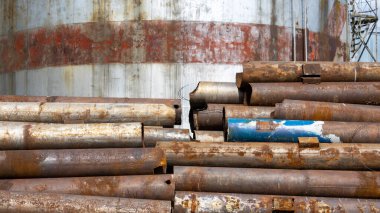 Gaz veya su rezervleri için demir borular biriktirilir ve bir yaz günü geri dönüşüm için hazırlanır. Arkaplan