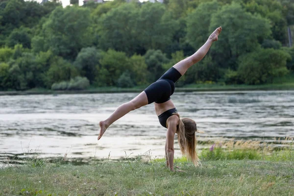 Mooie Jonge Vrouw Doen Yoga Oefening Natuur Door Rivier — Stockfoto