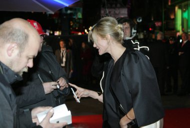 Gambit dünya prömiyeri Londra 'da Cameron Diaz' la 11 Nisan 2012 'de