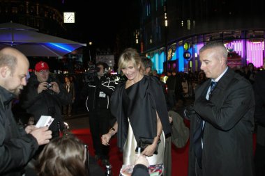 Gambit dünya prömiyeri Londra 'da Cameron Diaz' la 11 Nisan 2012 'de