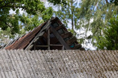 Eski bir evin çatısında yosunlu kiremitler.