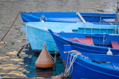 Matera, Puglia, İtalya limanında balıkçı tekneleri