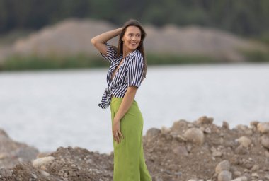 Muhteşem hippi kız mankeni, çakıl ocağında bir yaz akşamının tadını çıkarıyor.