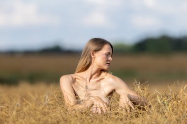Sonbaharda güneşli bir günde, dağınık suratlı, genç, güzel, seksi bir kadın.