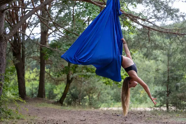 Genç Bir Kadın Parkta Havadan Ipekle Yerçekimi Yogası Yapıyor — Stok fotoğraf
