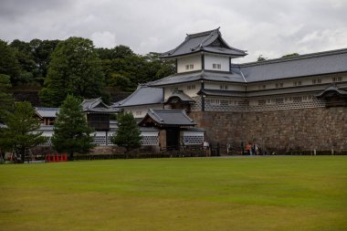 Kanazawa, Japonya 'daki Kanazawa şato parkının manzarası.