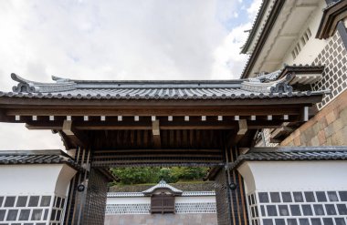 Kanazawa, Japonya 'daki Kanazawa şato parkının manzarası.