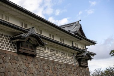 Kanazawa, Japonya 'daki Kanazawa şato parkının manzarası.