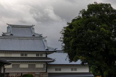 Kanazawa, Japonya 'daki Kanazawa şato parkının manzarası.