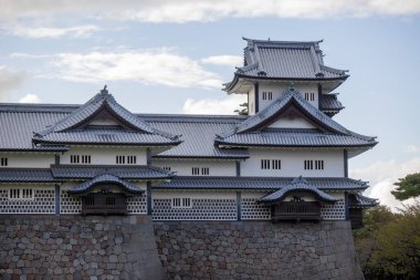Kanazawa, Japonya 'daki Kanazawa şato parkının manzarası.