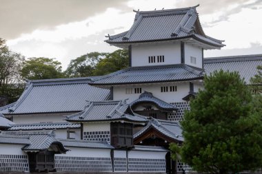 Kanazawa, Japonya 'daki Kanazawa şato parkının manzarası.
