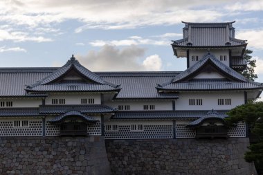 Kanazawa, Japonya 'daki Kanazawa şato parkının manzarası.