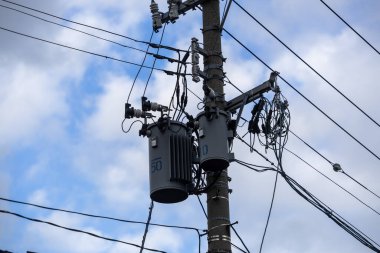 Direkte bir sürü elektrik kablosu, Japonya 'da elektrik iletimi.