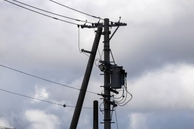 Direkte bir sürü elektrik kablosu, Japonya 'da elektrik iletimi.
