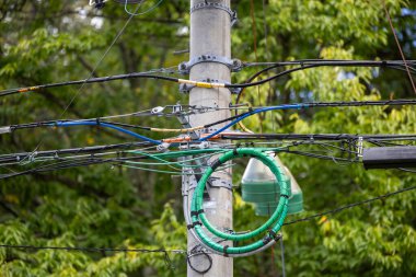 Direkte bir sürü elektrik kablosu, Japonya 'da elektrik iletimi.