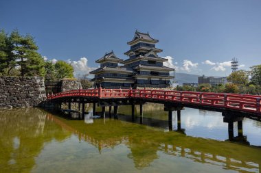Matsumoto Kalesi, kırmızı köprüye sahip. 10 bahar, 12 2023.