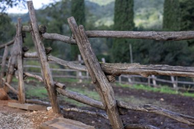 Kırsal kesimde ahşap çitler var.