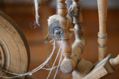 Geleneksel aygıtları, ekipman kavramı terzilik vintage. Eski moda ahşap kadın, iğ, çıkrık