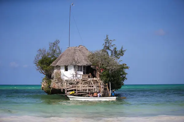 Pingwe, Zanzibar - The Rock restoranı. Okyanustaki olağanüstü konumu ve Zanzibar adası 03 11 2017 'nin simgesi ile dünyaca ünlü bir restorandır.