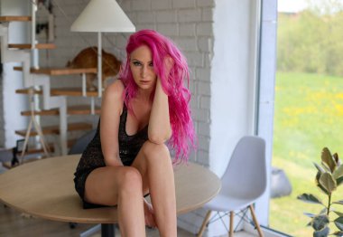 Masada doğal ışıkla poz veren genç kızıl saçlı kadın. Genç ve seksi.