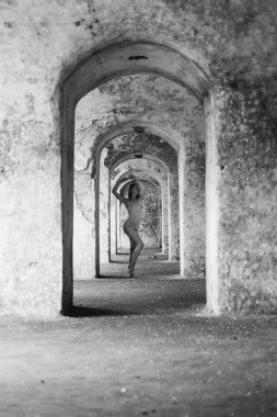 Terk edilmiş bir binada çok güzel bir vücudu olan seksi bir kız. Terk edilmiş bir kalenin geçmişi.