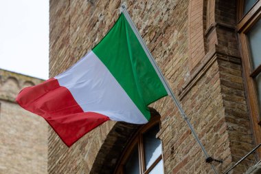 İtalya Cumhuriyeti bayrağı rüzgârda, ulusal sembol, İtalya