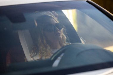 Kadın araba yan pencere camı delip arıyor.