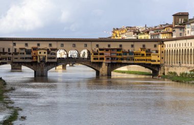Ponte Vecchio köprüsü Floransa 'daki Arno Nehri üzerinde, İtalya 11 04 2023